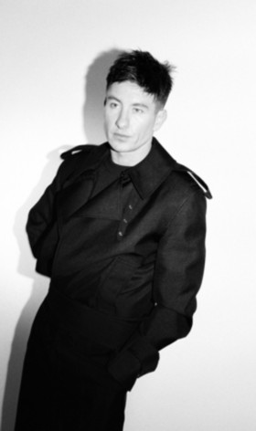 Ator Barry Keoghan usando um trench coat Burberry preto