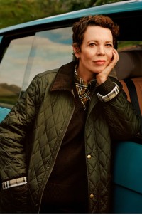 Olivia Colman usando a jaqueta de campo de nylon em matelassê. 