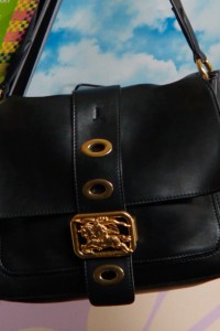 Video zur Burberry Wardrobing-Kampagne für Sommer 2026 mit Aufnahmen der neuen Tasche „Rider“ in Schwarz