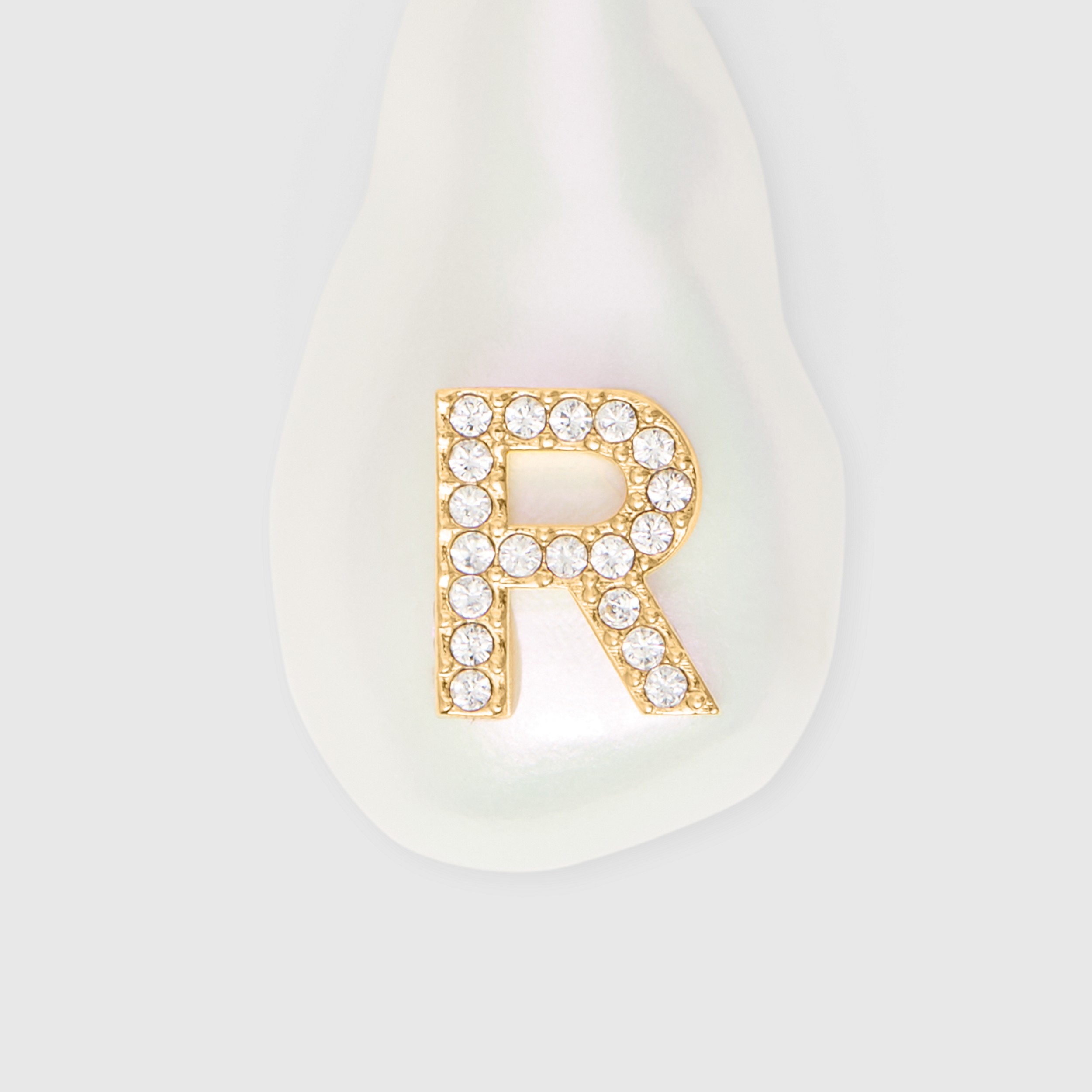 Lettre bijou  R  en perle en résine avec cristaux – exclusivité en ligne (Or Clair/nacre) - Femme | Site officiel Burberry® - 2