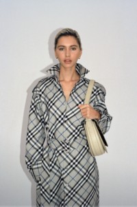 Iris Law usando camisa e bermuda de algodão xadrez Burberry Check em Lichen