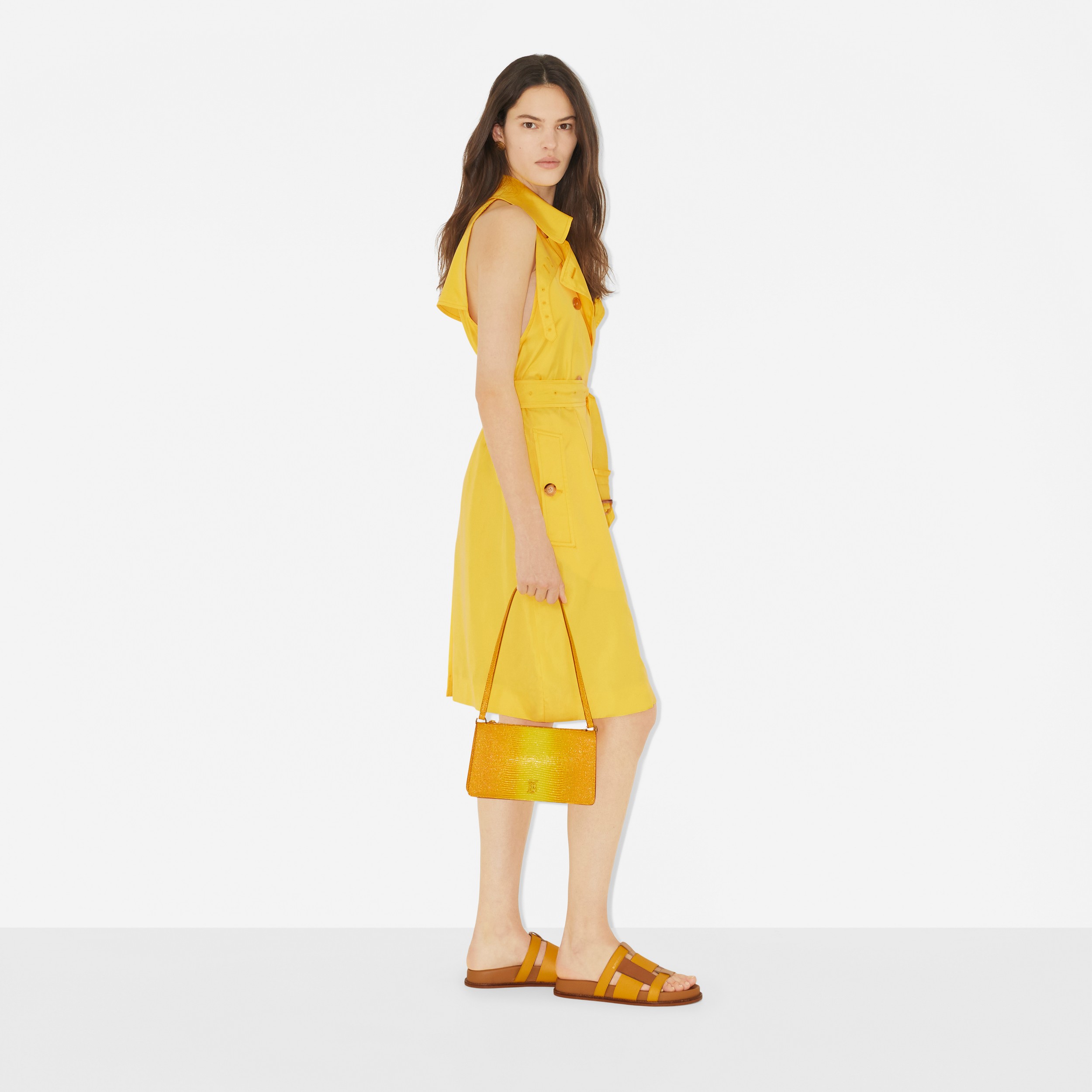 Vestido sin mangas estilo trench coat en raso (Amarillo Diente De León) - Mujer | Burberry® oficial - 3