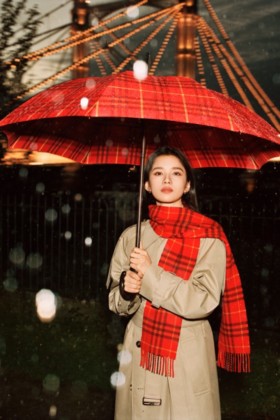 Chinesische Schauspielerin Jingyi Zhang in einem Burberry-Trenchcoat mit einem roten Schal im Burberry Check-Karomuster