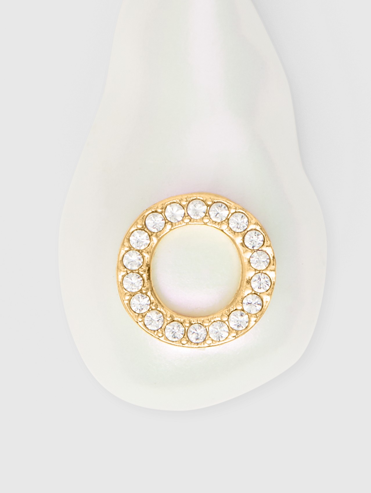 ‘O’ Crystal and Resin Pearl Letter Charm – Online Exclusive in Light Gold/mother-of-pearl