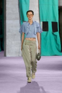 Model in Cape-Oberteil aus Seidenpopelin in der Farbe Gale und Hose aus Lyocell in der Farbe Skylark