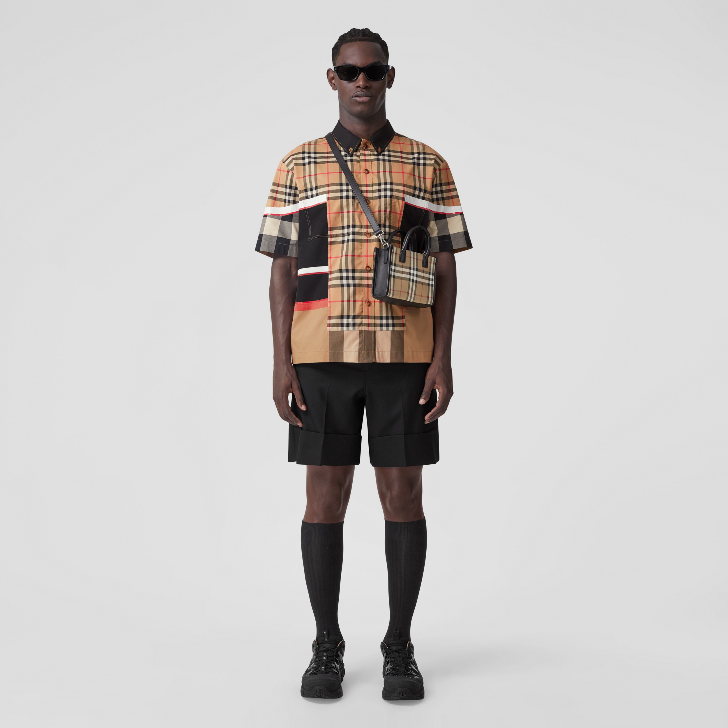 Camisa de mangas curtas de algodão com patchwork em xadrez (Bege Clássico) - Homens | Burberry® oficial - 1