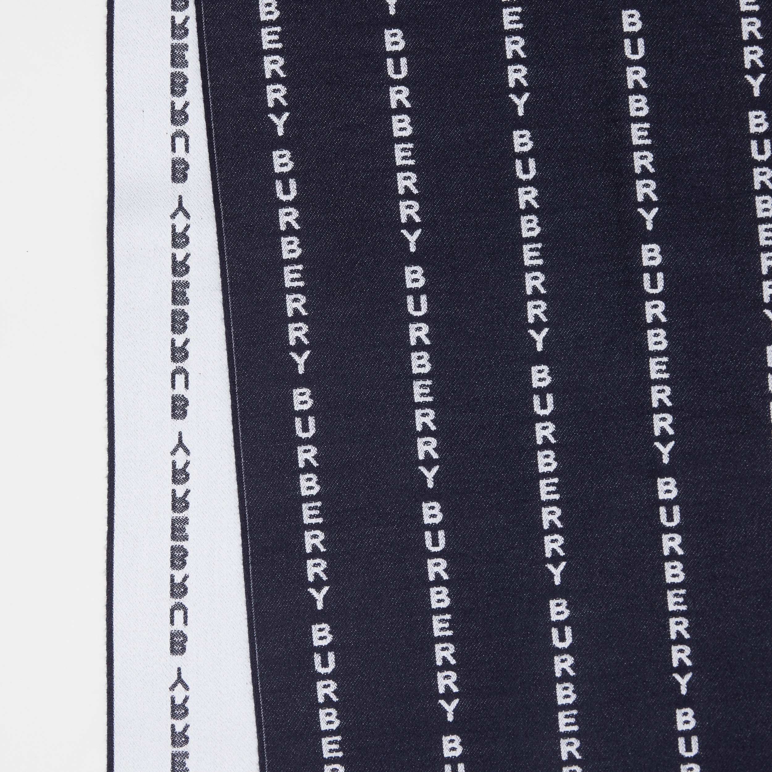 Cachecol de seda com estampa em risca de giz de logotipo em jacquard (Azul Marinho Escuro) | Burberry® oficial - 2