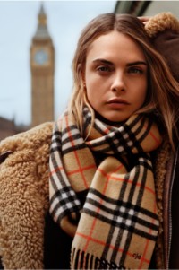 Cara Delevingne luce una bufanda en cachemir Burberry