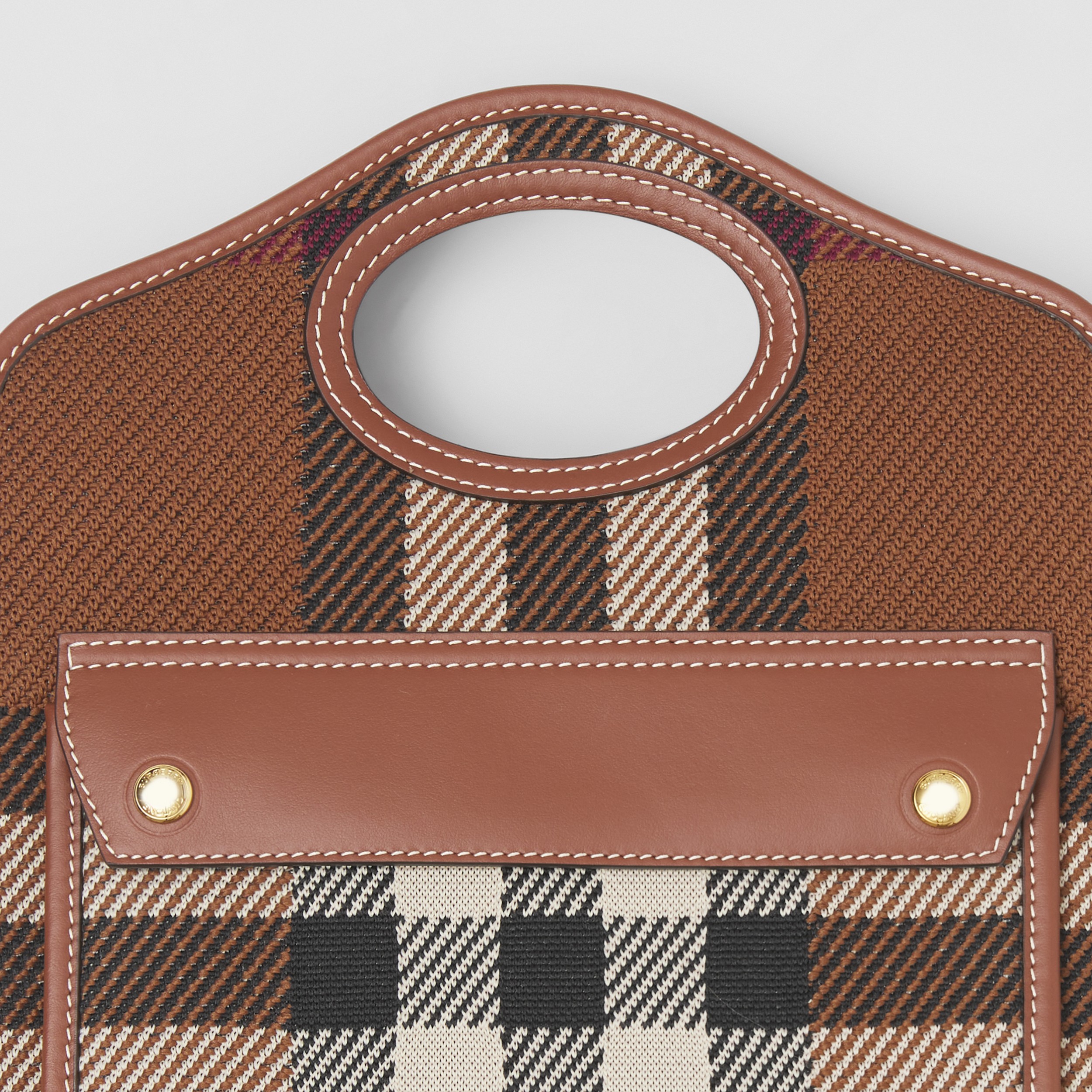 Pocket Bag im Miniformat aus gestricktem Karogewebe und Leder (Dunkles Birkenbraun) - Damen | Burberry® - 2