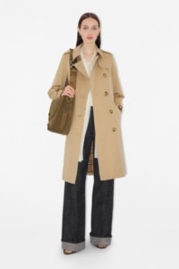 La mujer lleva un trench coat Heritage Chelsea largo.