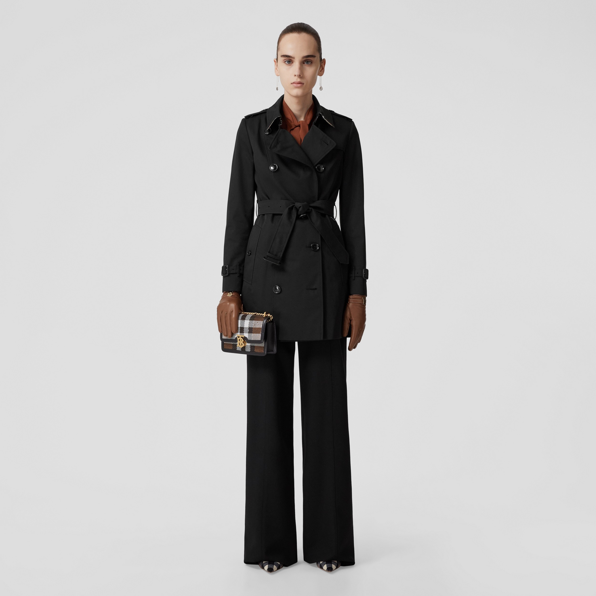 The Short Chelsea Heritage Trench Coat in Black Women | Burberry® Official