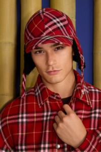 Modello che indossa una camicia e un cappello Burberry Check rossi