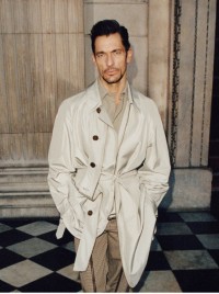 「It's Always Burberry Weather Phase 2」のバーバリー トレンチコートを着たデビッド・ギャンディ 