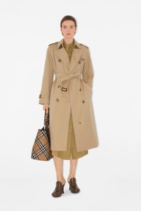 Uma mulher usando um trench coat Heritage Waterloo longo