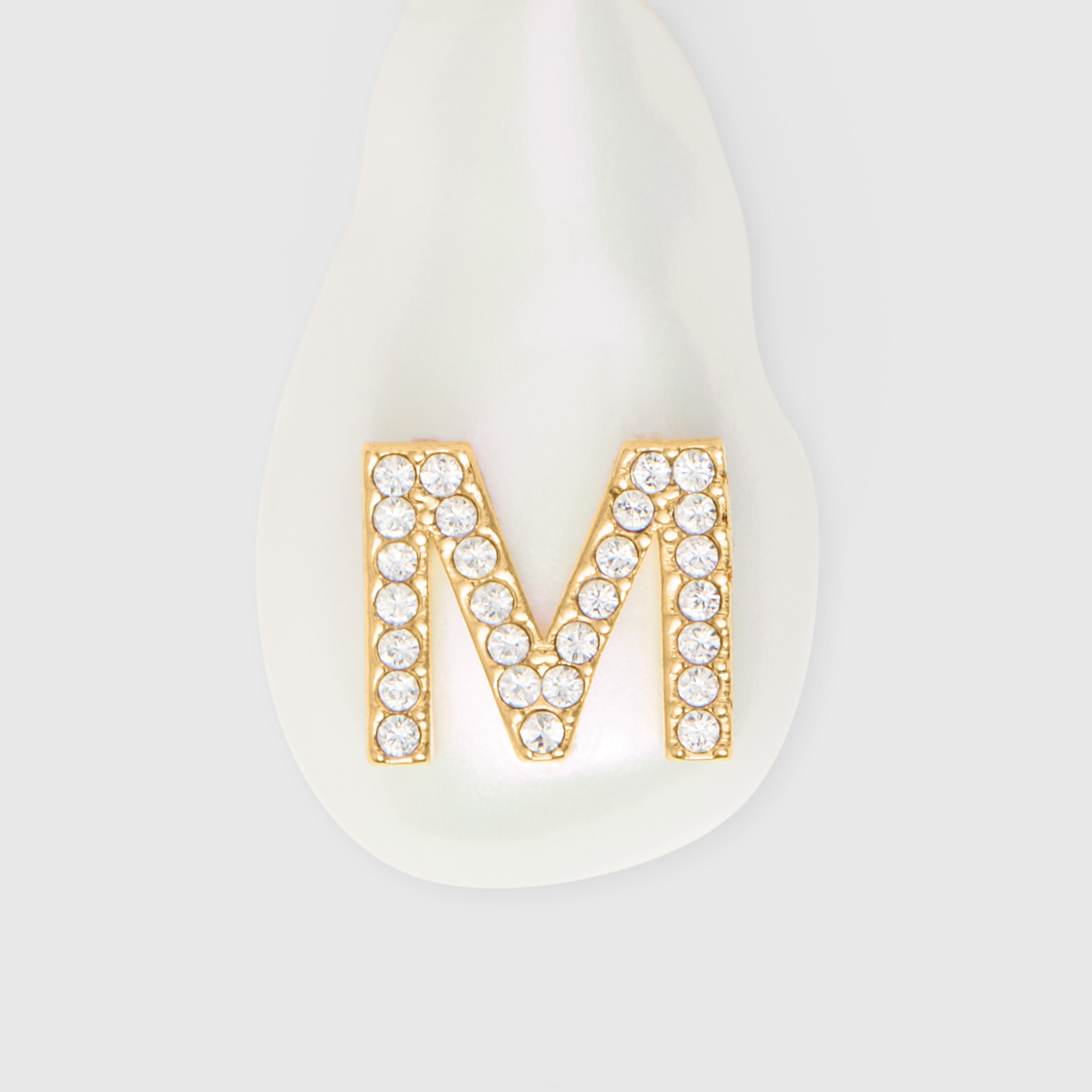 Dije de letra M con perla de resina y cristales - Solo en línea (Dorado Claro/madreperla) - Mujer | Burberry® oficial - 2