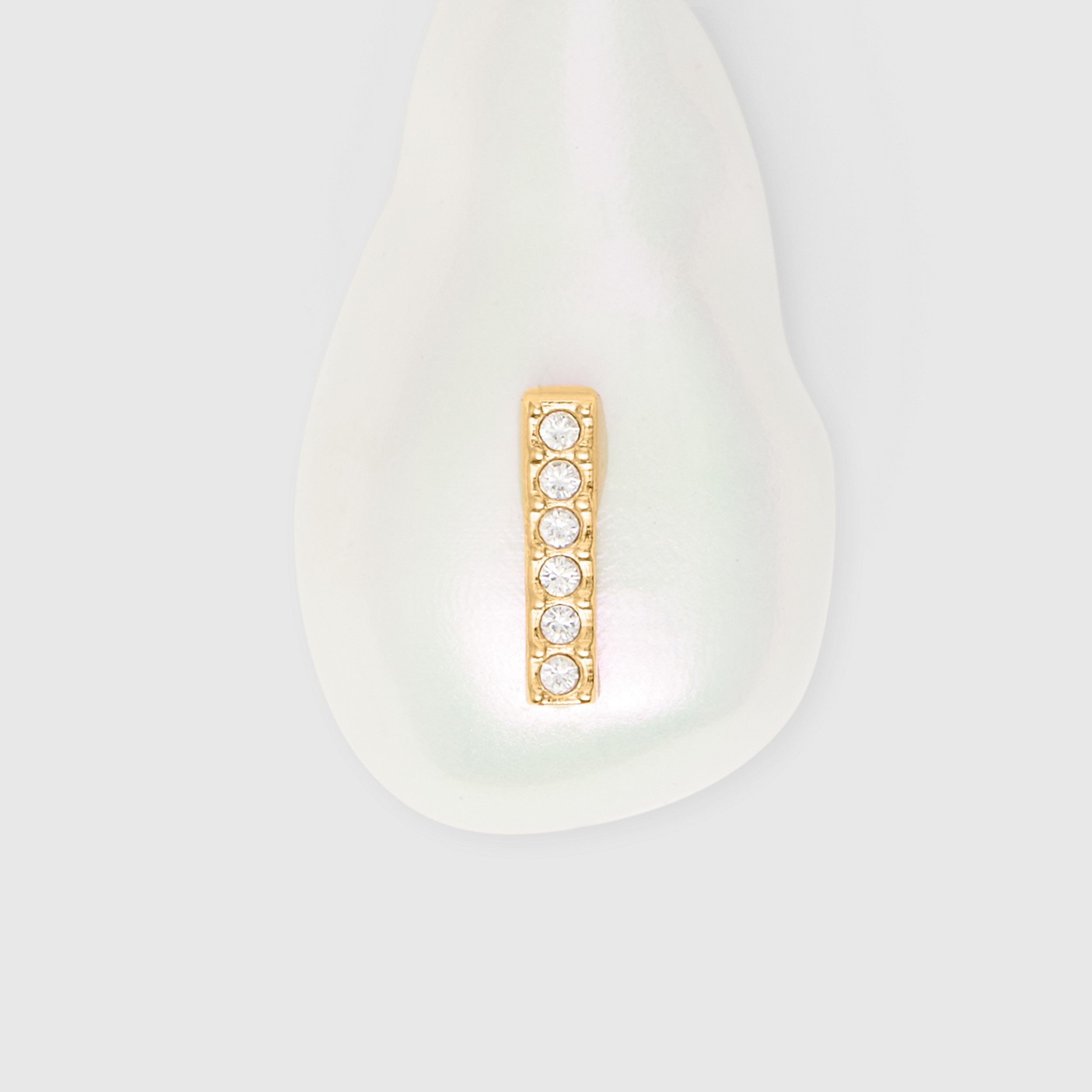 Dije de letra I con perla de resina y cristales - Solo en línea (Dorado Claro/madreperla) - Mujer | Burberry® oficial - 2