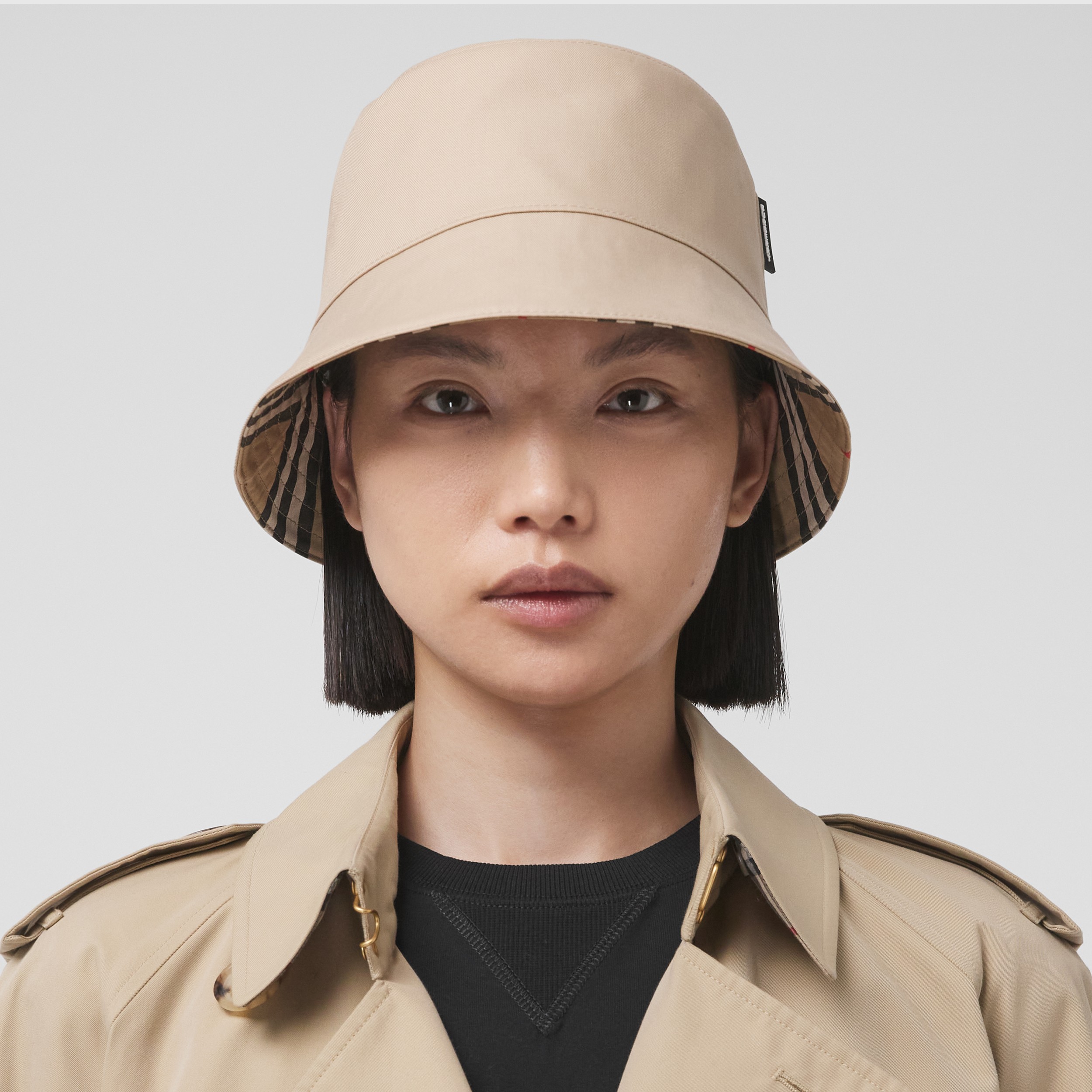 Chapéu Bucket dupla face de algodão com listras icônicas (Bege Clássico/fulvo Suave) | Burberry® oficial - 4