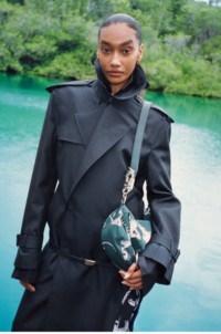 Model für Burberry in Trenchcoat mit Tasche „Knight“