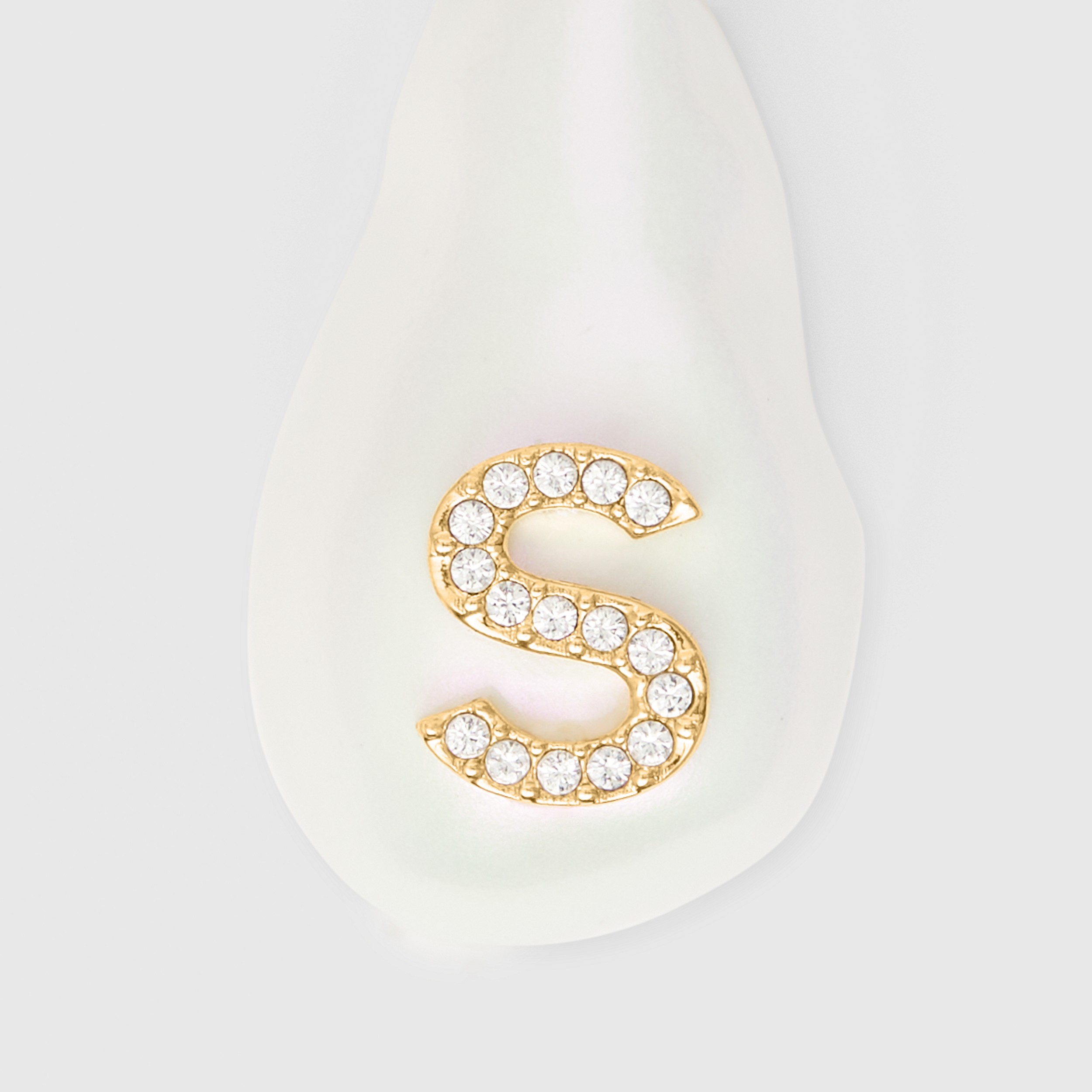 Lettre bijou  S  en perle en résine avec cristaux – exclusivité en ligne (Or Clair/nacre) - Femme | Site officiel Burberry® - 2