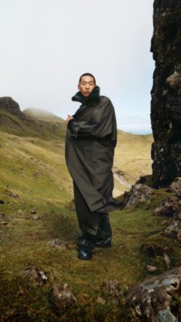 Campagna Inverno 2023 con un modello che indossa il car coat Lambeth lungo color otter