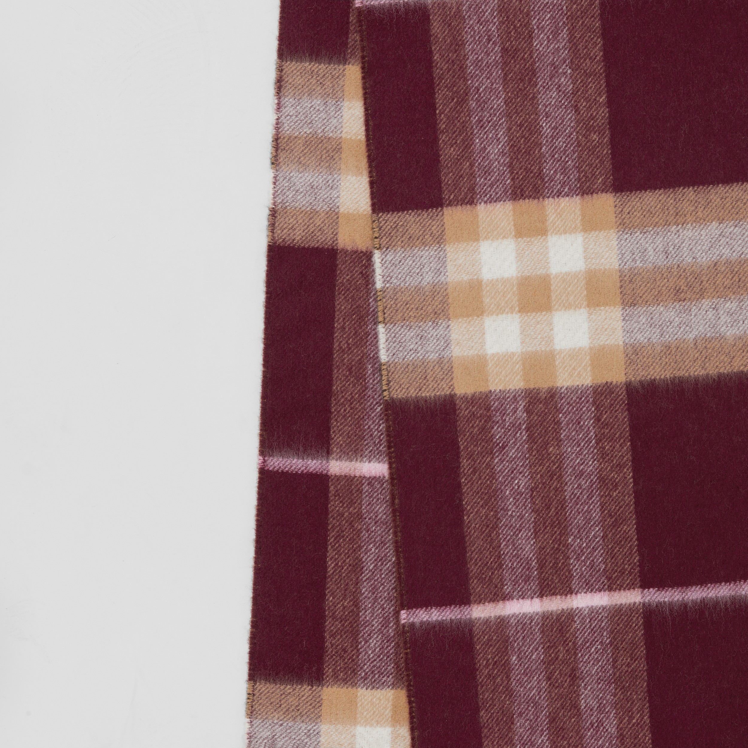 Sciarpa in cashmere con motivi tartan a contrasto (Marrone Betulla Scuro/borgogna) | Sito ufficiale Burberry® - 2