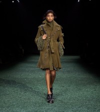 Modelo usando trench coat de lã na cor Furrow
