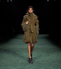 Model in Trenchcoat aus Wolle in der Farbe Furrow