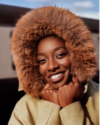 La rappeuse Little Simz portant une parka Burberry 