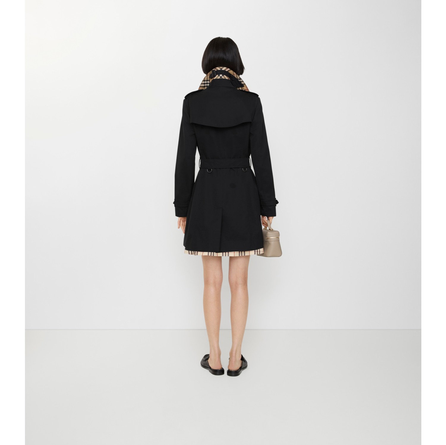 Short Chelsea Heritage Trench Coat in Black - Women, Cotton