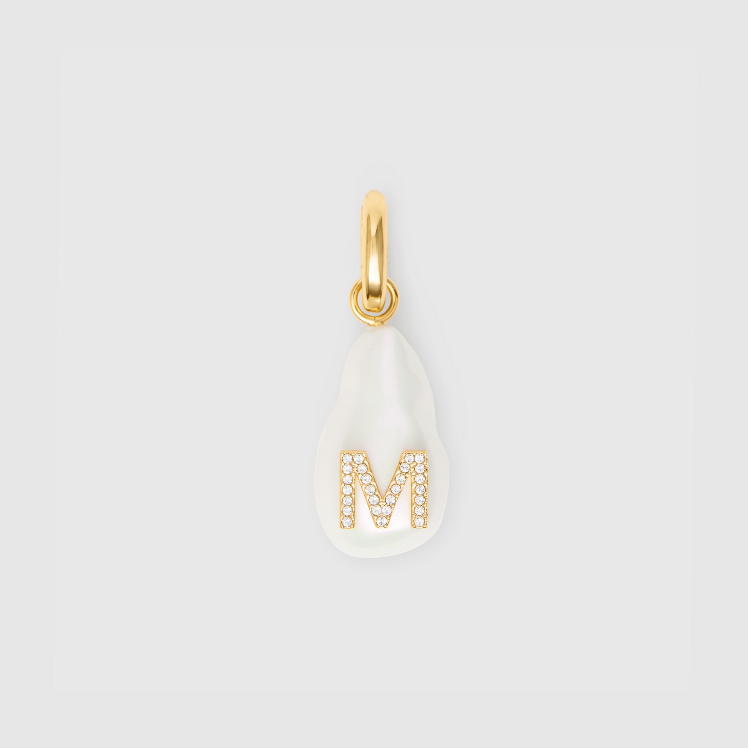 Dije de letra M con perla de resina y cristales - Solo en línea (Dorado Claro/madreperla) - Mujer | Burberry® oficial - 1