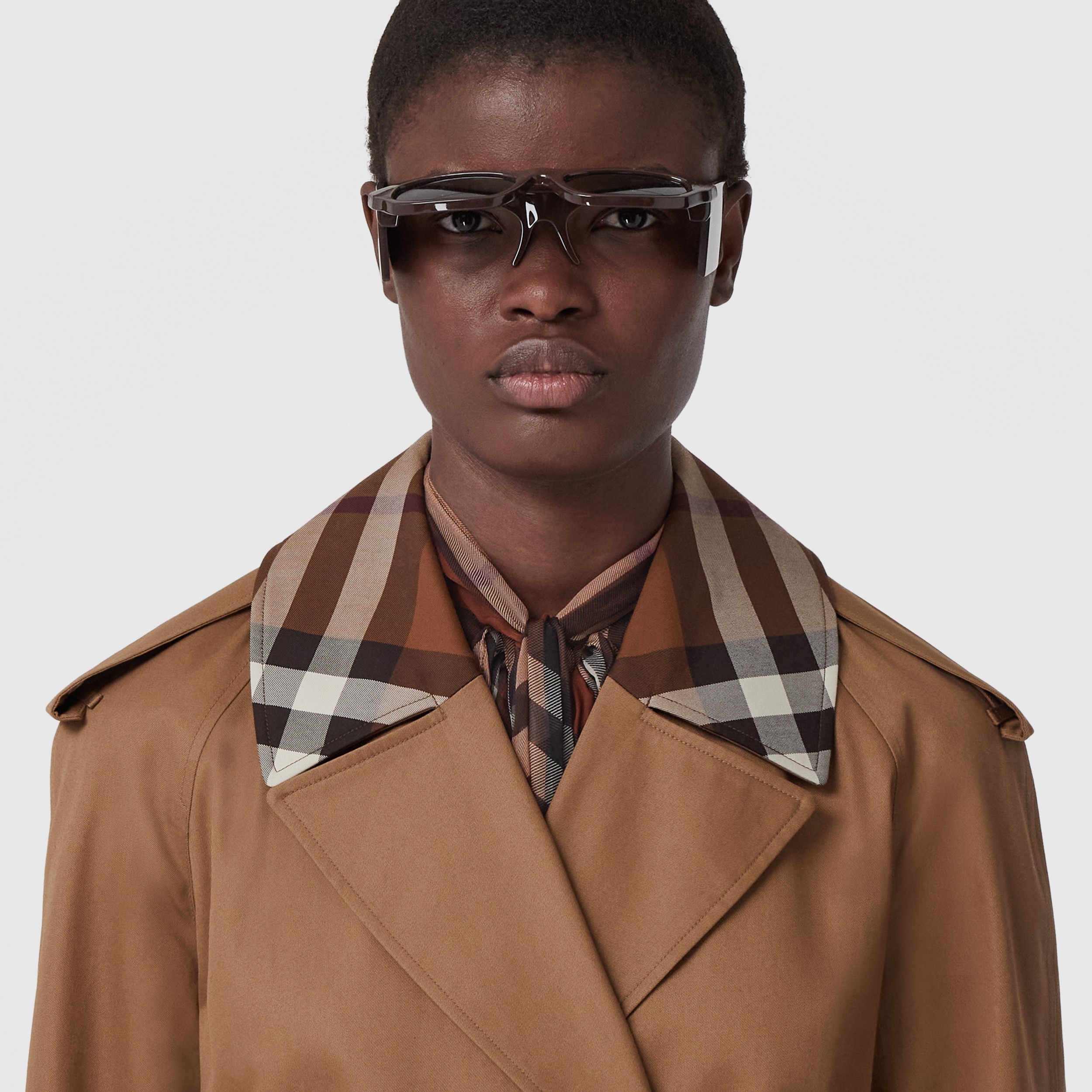 Check Collar Cotton Gabardine Waterloo Trench Coat in Dusty Caramel - Women | Burberry® Official - 2
