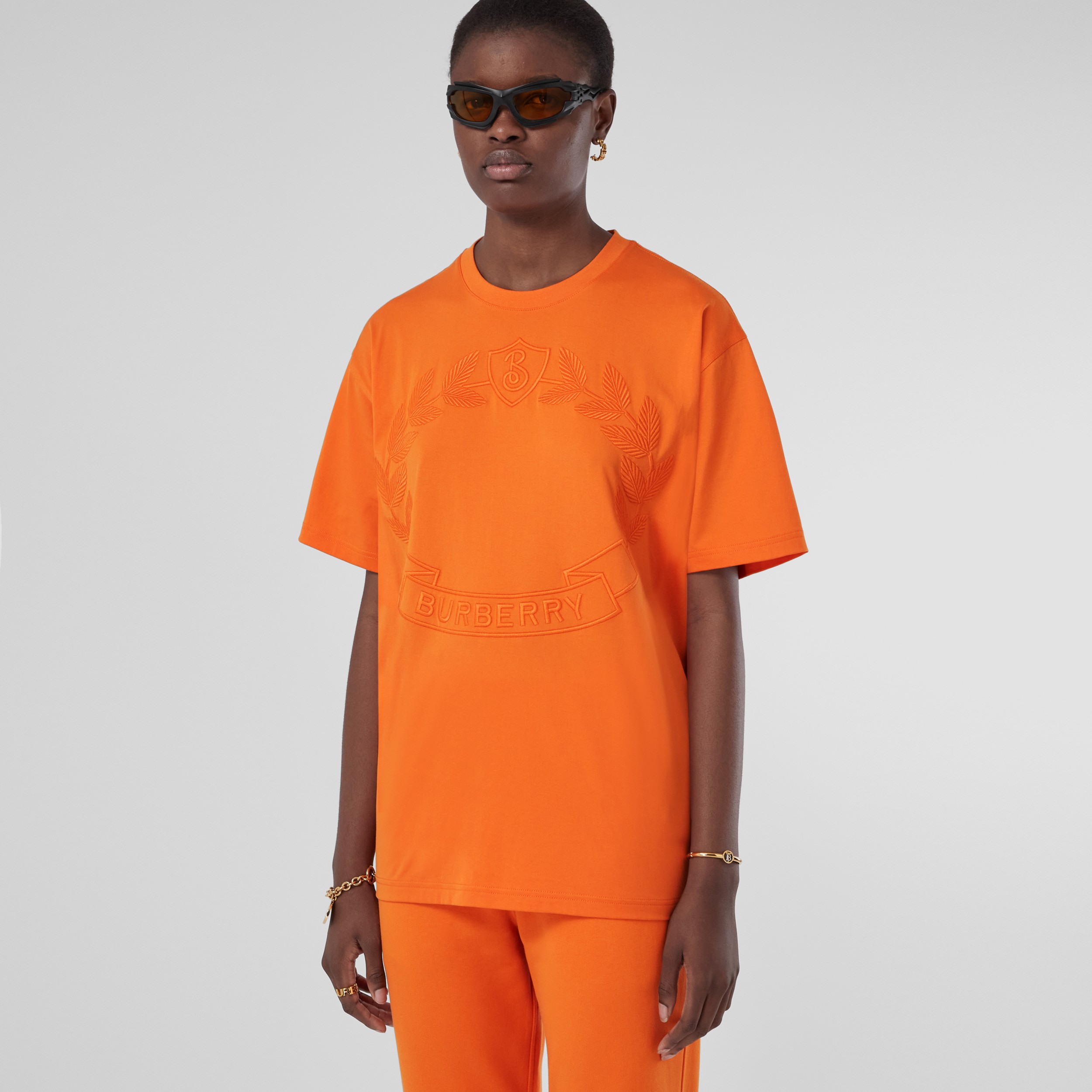 Camiseta oversize en algodón con emblema de hojas de roble (Naranja Fuerte) - Mujer | Burberry® oficial - 4