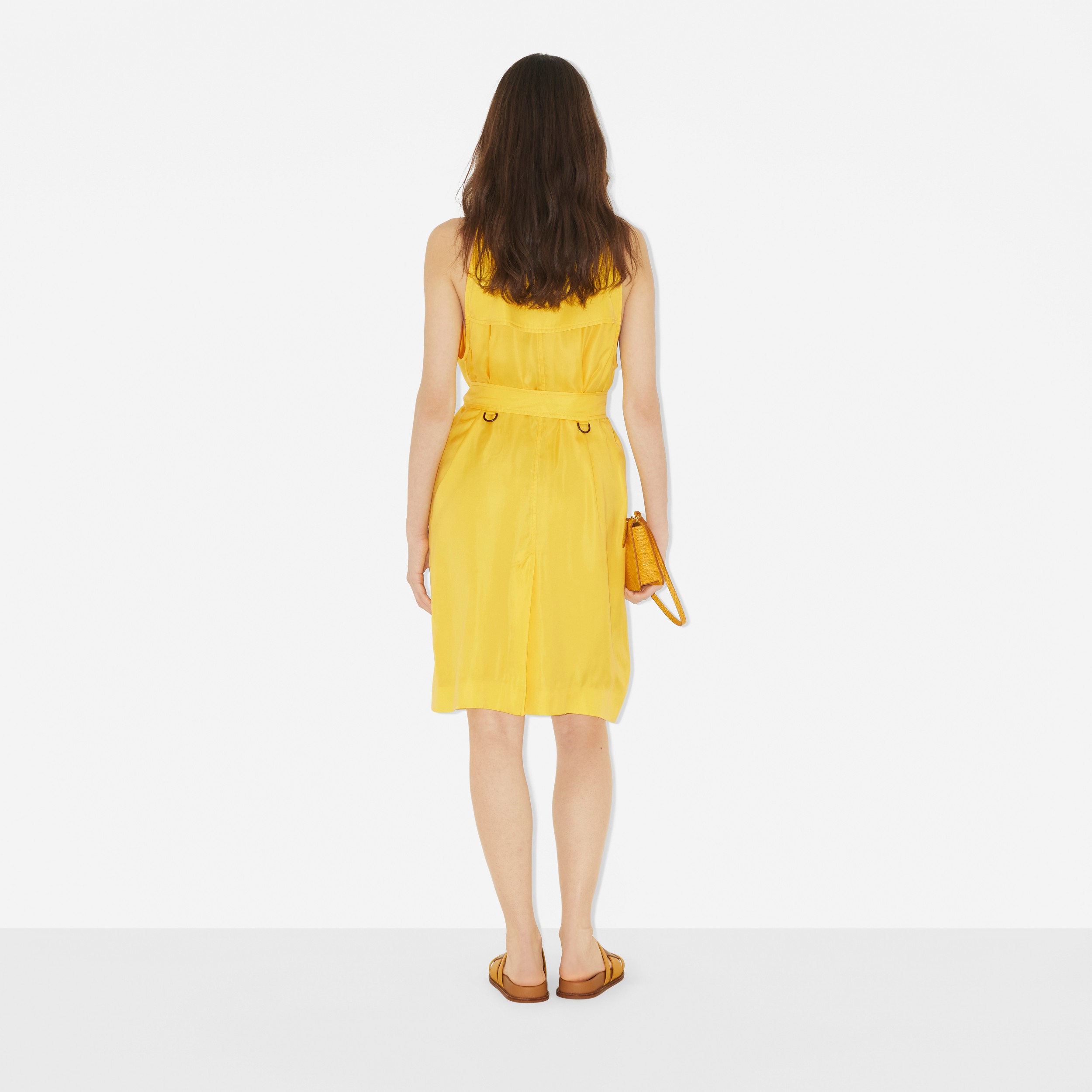 Vestido trench de cetim sem mangas (Amarelo Leão) - Mulheres | Burberry® oficial - 4
