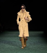 Modelo usando trench coat de lã em areia
