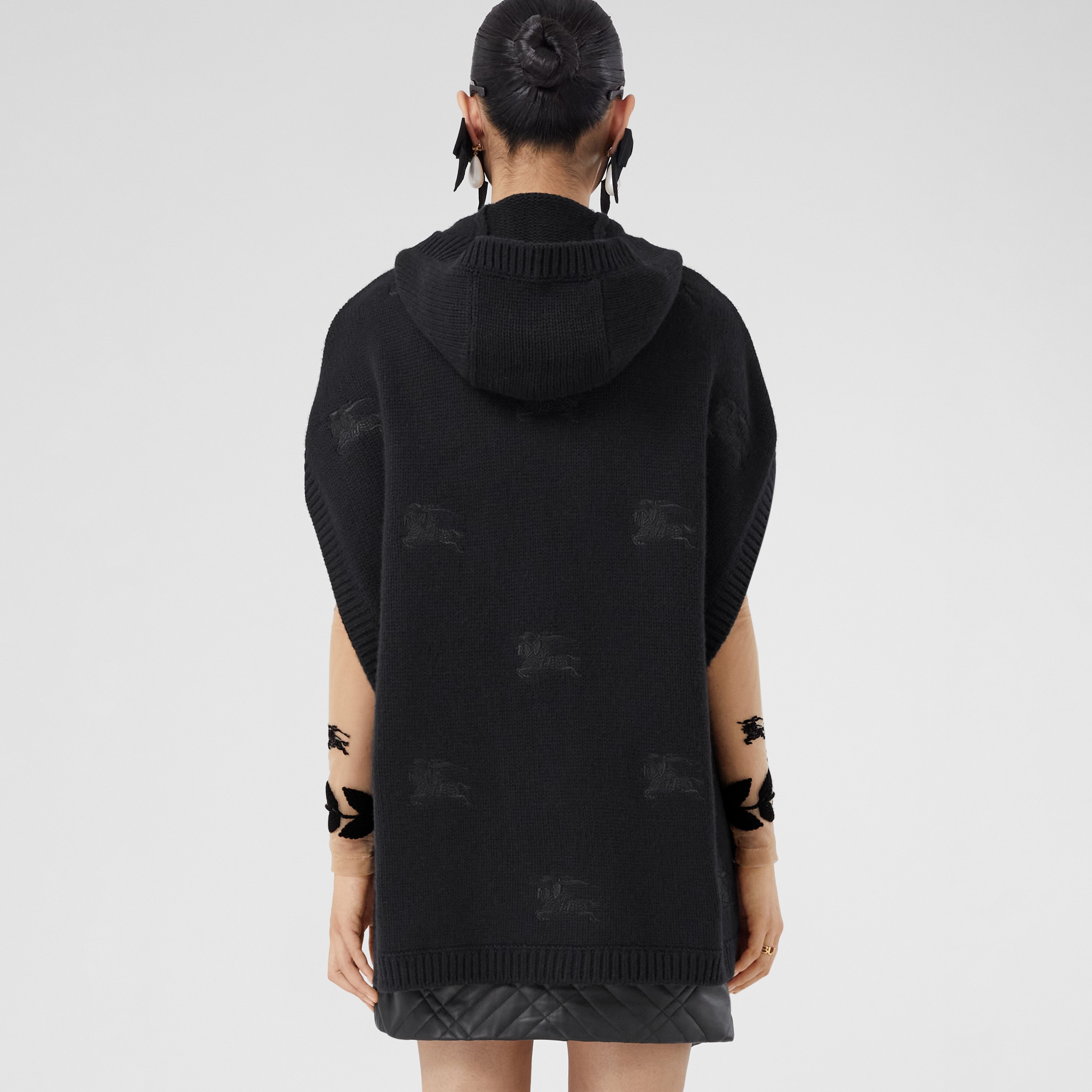 Cape à capuche en laine et cachemire avec emblème du Cavalier brodé (Noir) | Site officiel Burberry® - 3