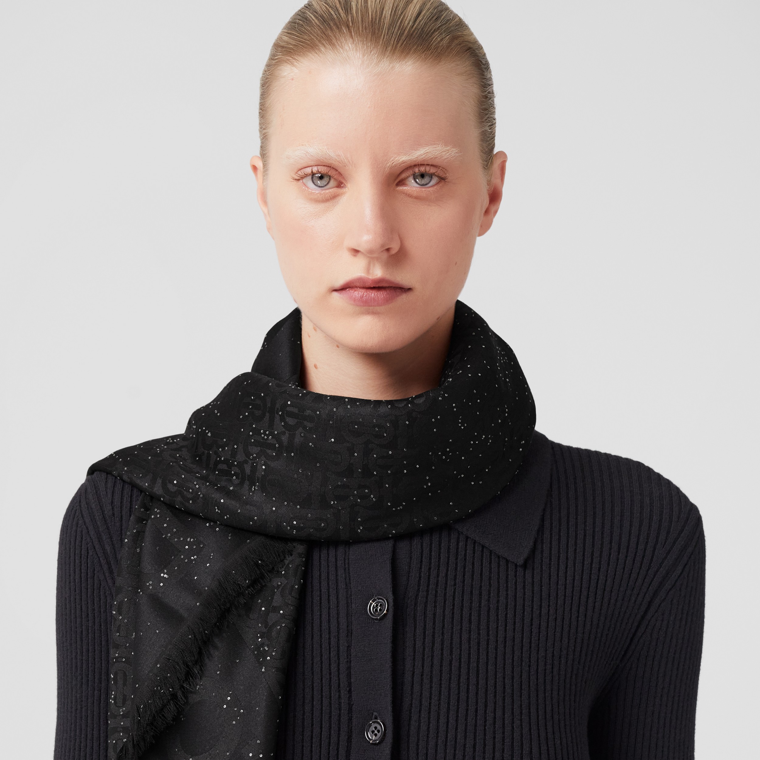 Pañuelo en seda y lana con monogramas y lentejuelas (Negro) | Burberry® oficial - 3
