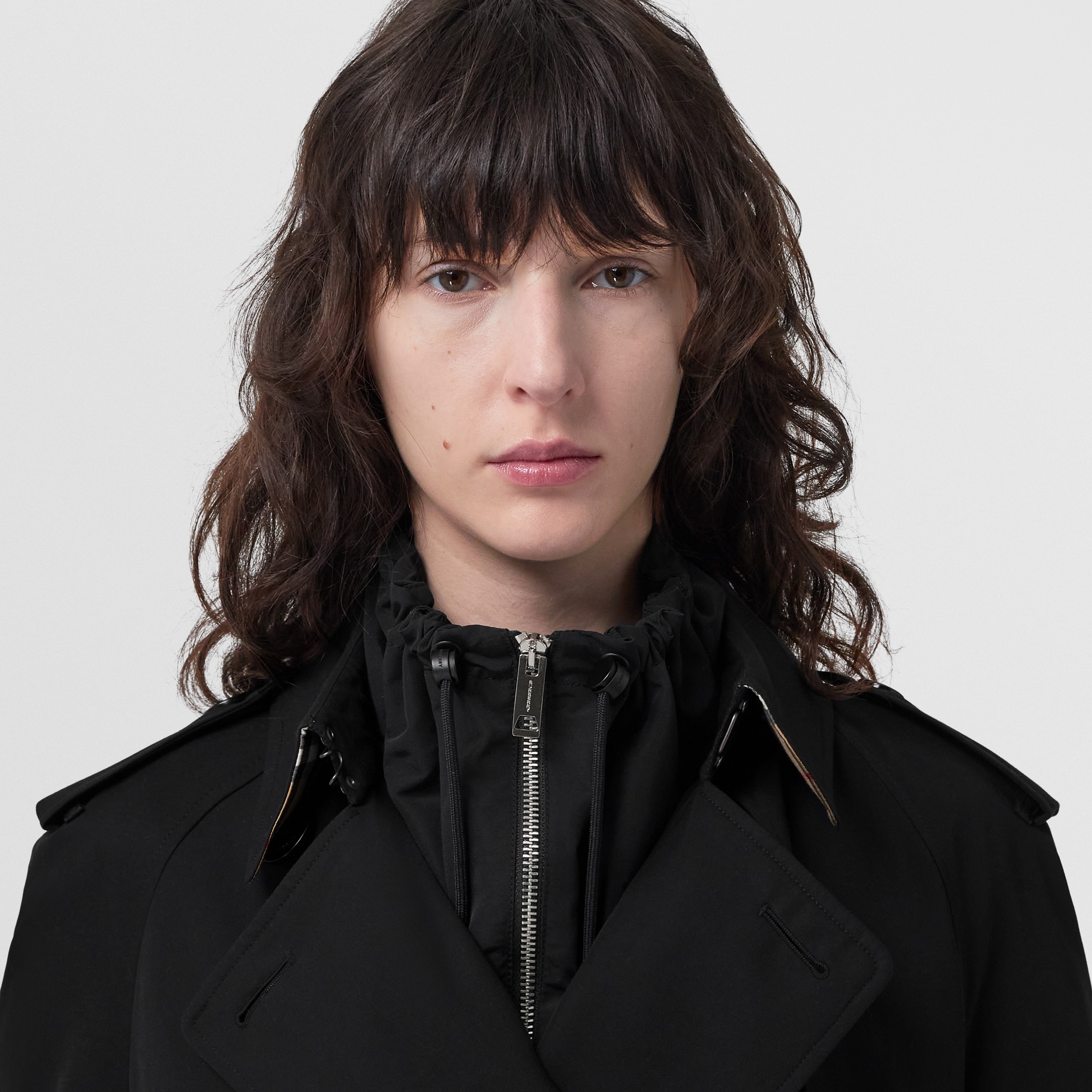 The Long Waterloo Heritage Trench Coat in Black - Women | Burberry® Official - 2