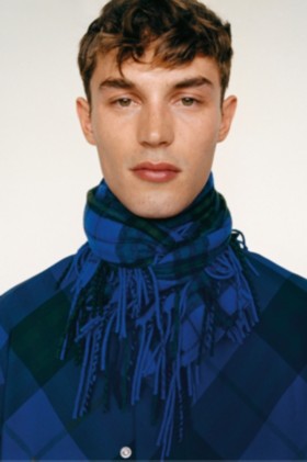 Modelo de la colección primavera 2024 con una bufanda en cachemir a cuadros Burberry Check color knight.