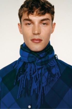 Mannequin portant une écharpe en cachemire à carreaux Burberry Check dans le coloris Knight pour la collection Printemps 2024.