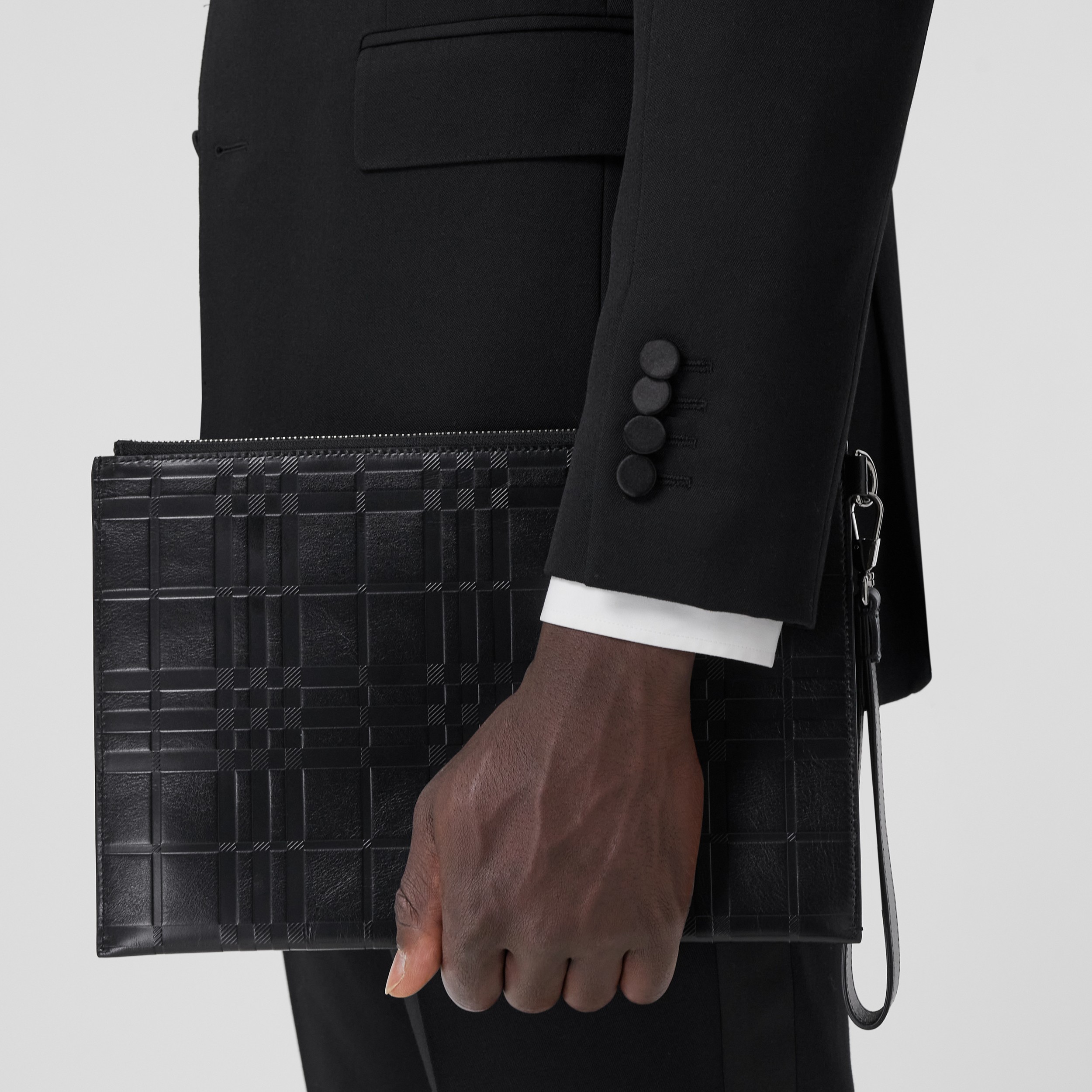 Grande pochette zippée en cuir check embossé (Noir) - Homme | Site officiel Burberry® - 3