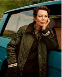 A atriz Olivia Colman usando uma jaqueta em matelassê da Burberry