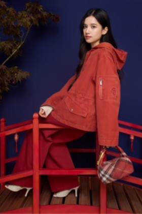 Jingyi Zhang in einer Burberry-Jacke mit der Tasche „Peg“ im Miniformat mit Kettenriemen