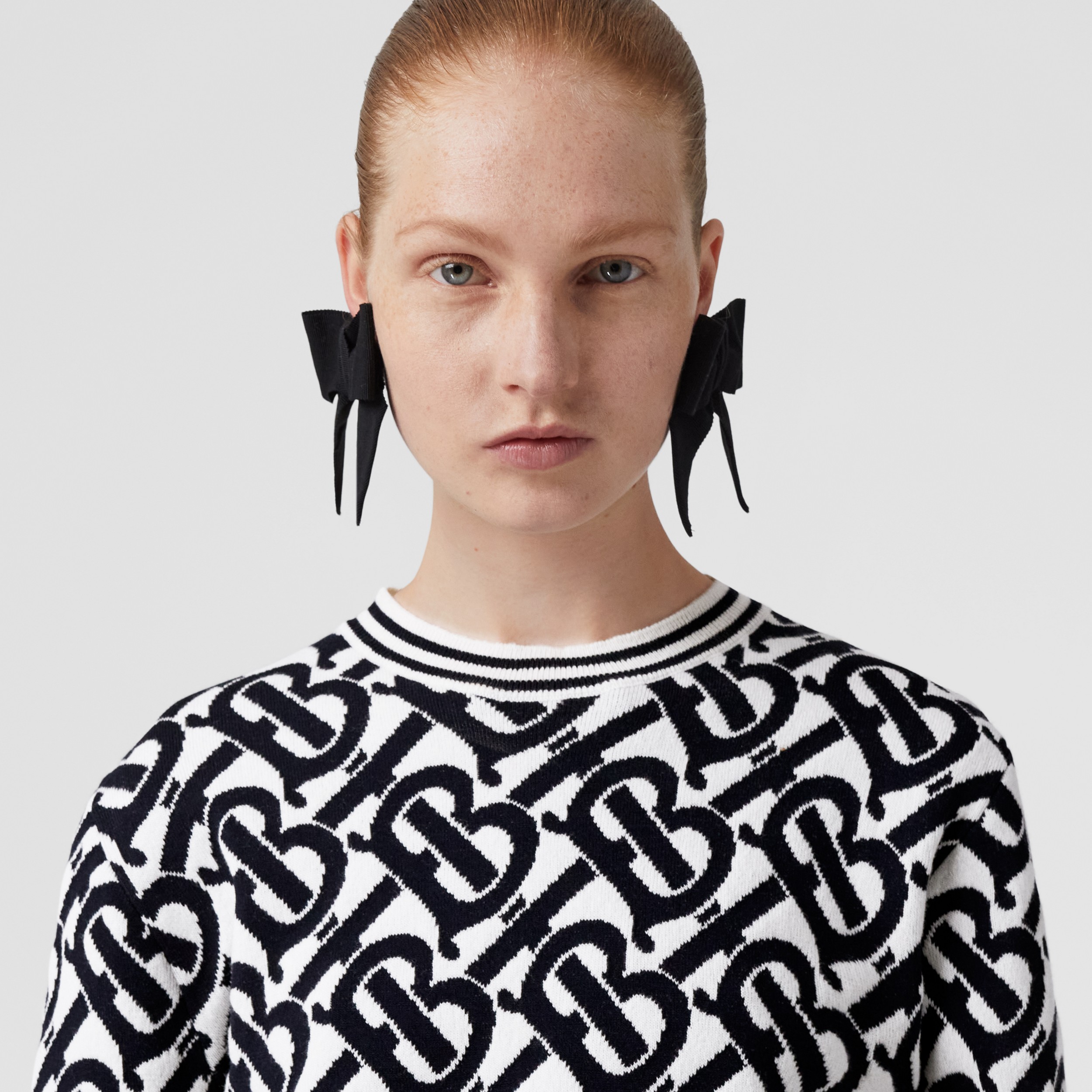 Cropped-Pullover aus Wollmischung mit Jacquard-gewebtem Monogrammmuster (Naturweiß) - Damen | Burberry® - 2