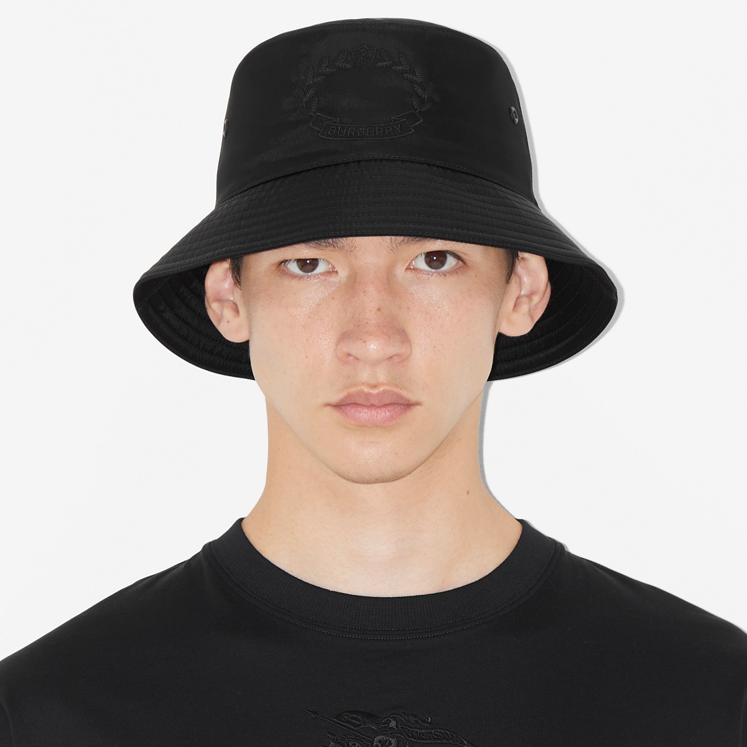 Chapéu Bucket de nylon com emblema de folha de carvalho (Preto) | Burberry® oficial