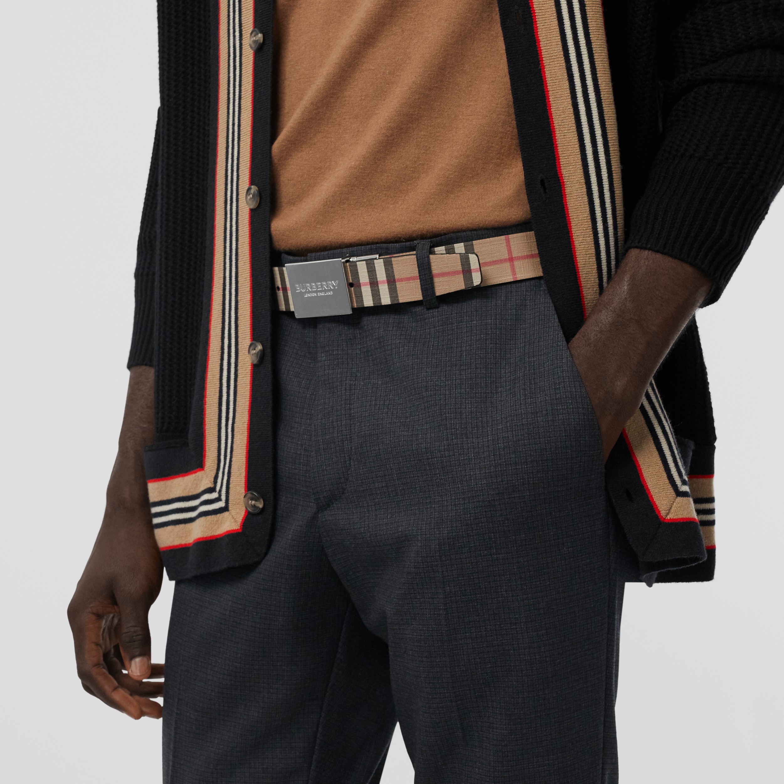 Cinturón en tejido Check con revés en piel y hebilla de placa (Beige Vintage/negro) - Hombre | Burberry® oficial - 3