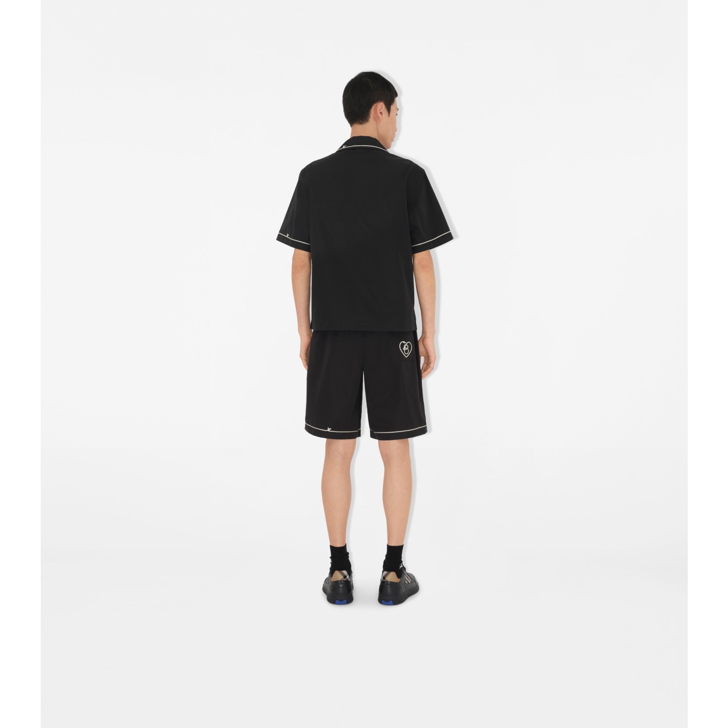 Camisa em popeline de algodão com estampa B de coração em corte descontraído