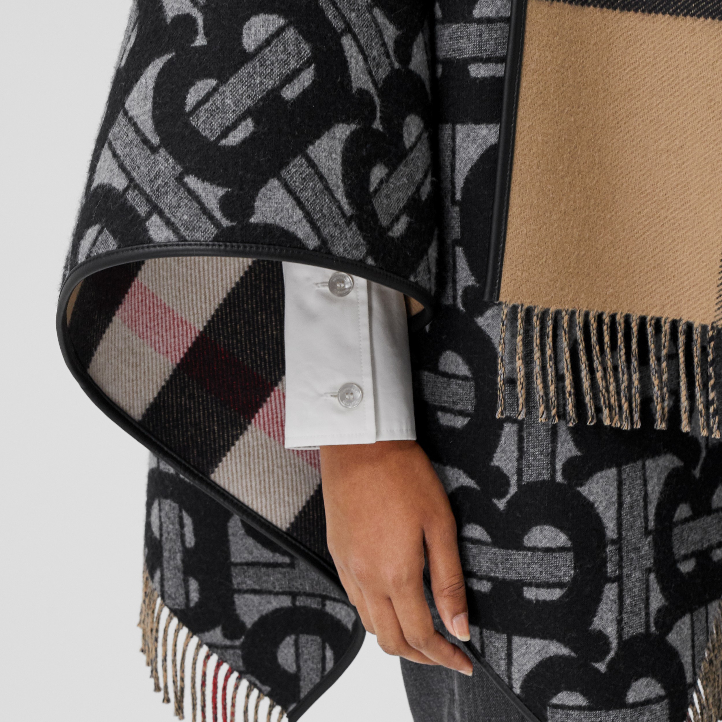 BURBERRY】ジャカードモノグラムのウールとカシミアのケープ