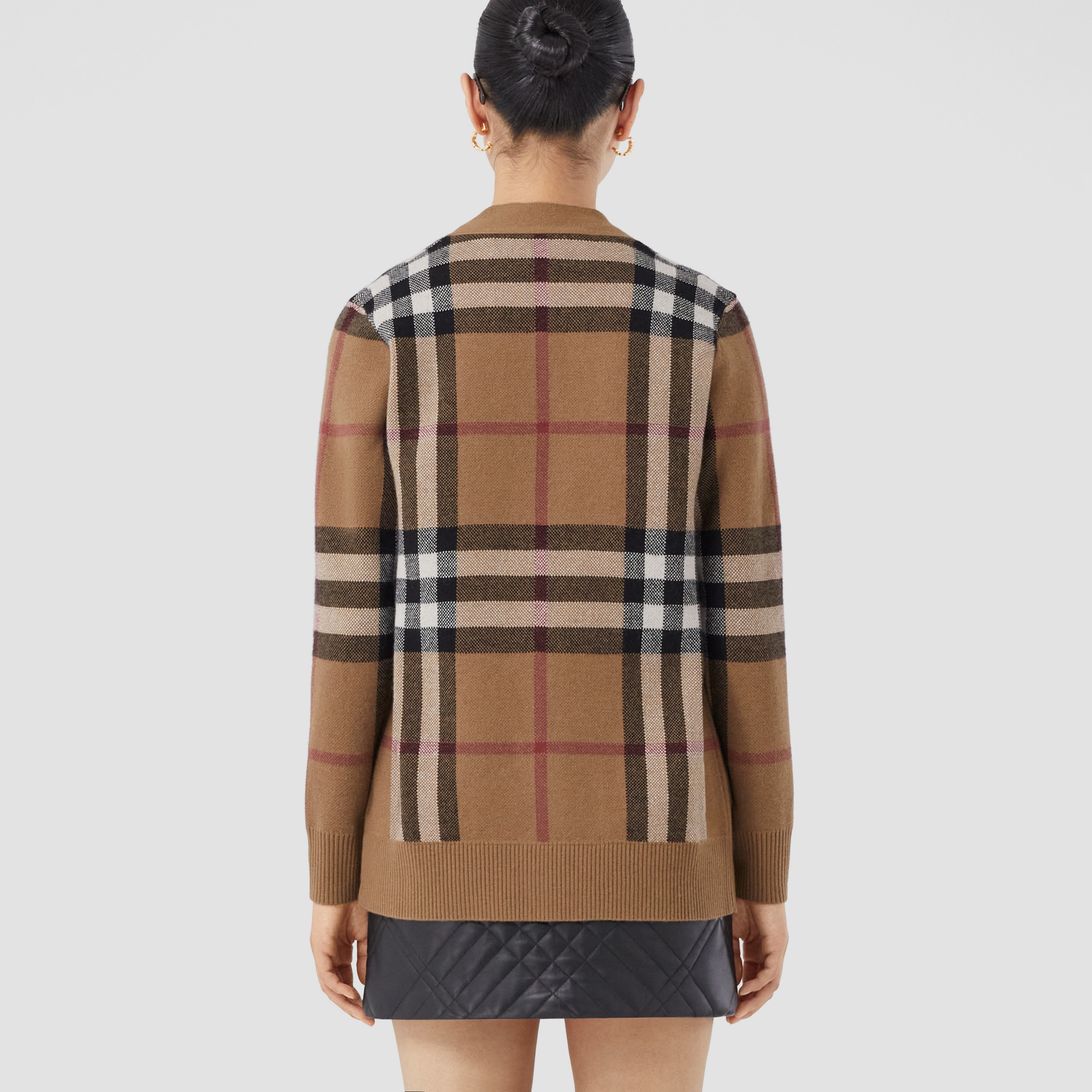 Cardigã de lã e cashmere oversize com estampa xadrez em jacquard (Marrom Bétula) - Mulheres | Burberry® oficial - 3