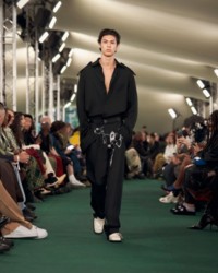 Model in Hemd und Tunnelzug-Hose mit Knight-Ketten-Print