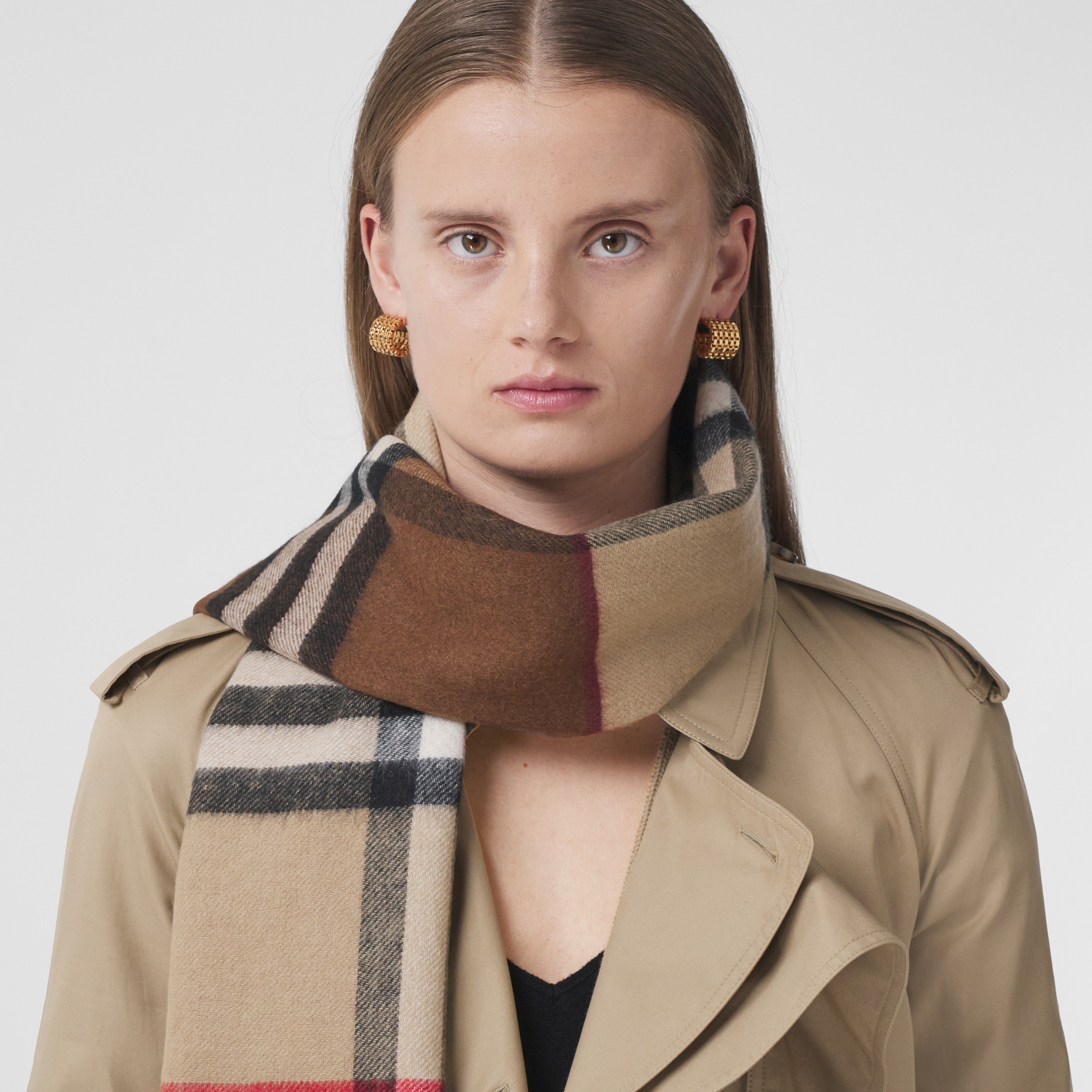 Contrast Check Cashmere Scarf in Archive Beige/birch Brown | Burberry® Official - 3